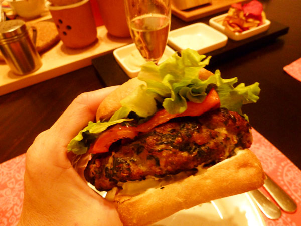 Greek_Burger_Burger_el_Greco_in_hand Greek_Burger_Burger_el_Greco_in_hand